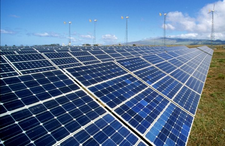 Champ de panneaux solaires et éoliennes